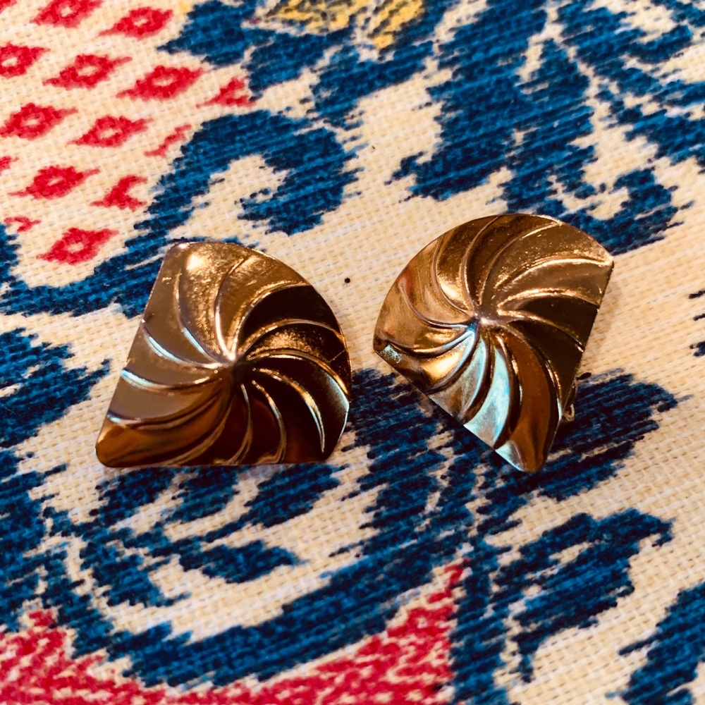 Vintage gold tone earring